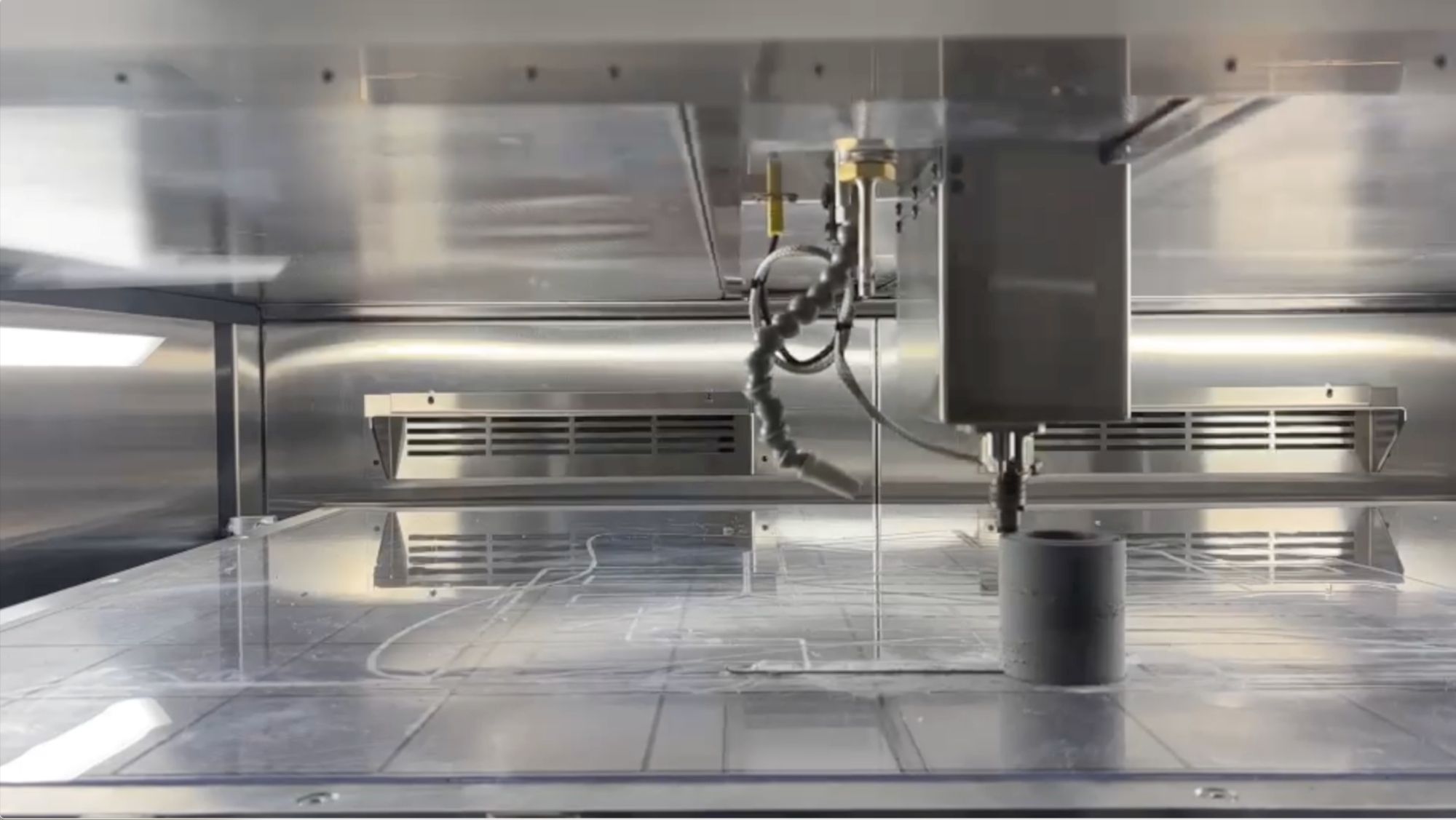 3D-Druck des Festtreibstoffs getreu dem Firmenmotto: „Firehawk Aerospace doesn’t buy fuel. They 3D print it.“