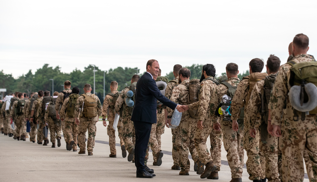 Bei der Ankunft zurück in Deutschland wurden die 60 Soldatinnen und Soldaten von Staatssekretär Nils Hilmer begrüßt.