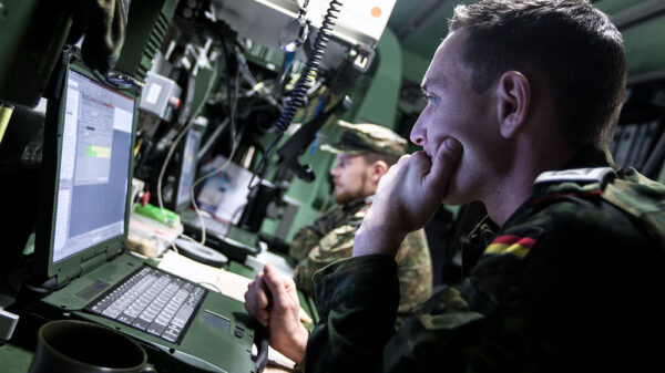 Coalition Shared Data : Soldaten des Artilleriebataillons 131 aus Weiden überwachen die Lage aus der Operationszentrale des Gefechtsstandes heraus im Rahmen der multinationalen Übung Iron Sword 2016 in Litauen. Foto: Bundeswehr / Jane Schmidt