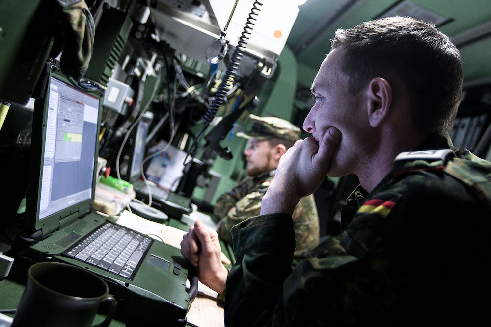 Coalition Shared Data : Soldaten des Artilleriebataillons 131 aus Weiden überwachen die Lage aus der Operationszentrale des Gefechtsstandes heraus im Rahmen der multinationalen Übung Iron Sword 2016 in Litauen. Foto: Bundeswehr / Jane Schmidt