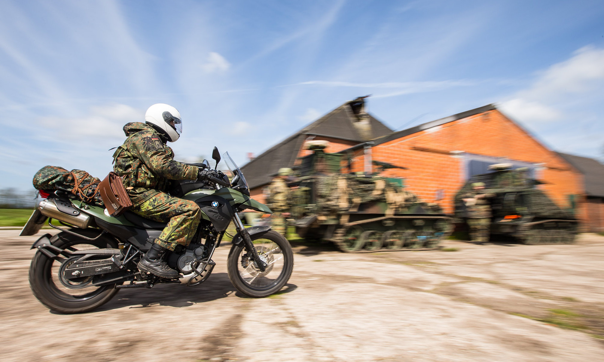 Ein Kradmelder vom Fernmeldedienst fährt mit dem Motorrad BMW G 650 GS durch Kropp im Rahmen der Übung Red Griffin 2017.