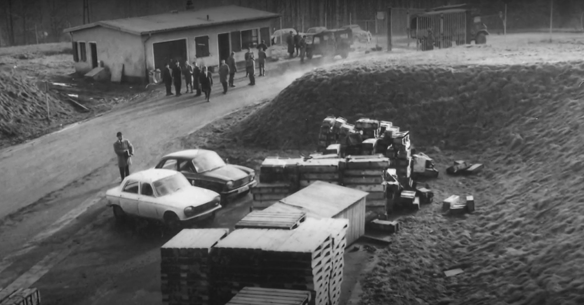 In der Nacht vom 20. auf den 21. Januar 1969 überfielen zwei Männer das Bundeswehrdepot in Lebach, um Schusswaffen zu erbeuten. Dabei töteten sie drei Soldaten im Schlaf, ein vierter wurde schwer verletzt und erlag wenig später seinen Verletzungen.