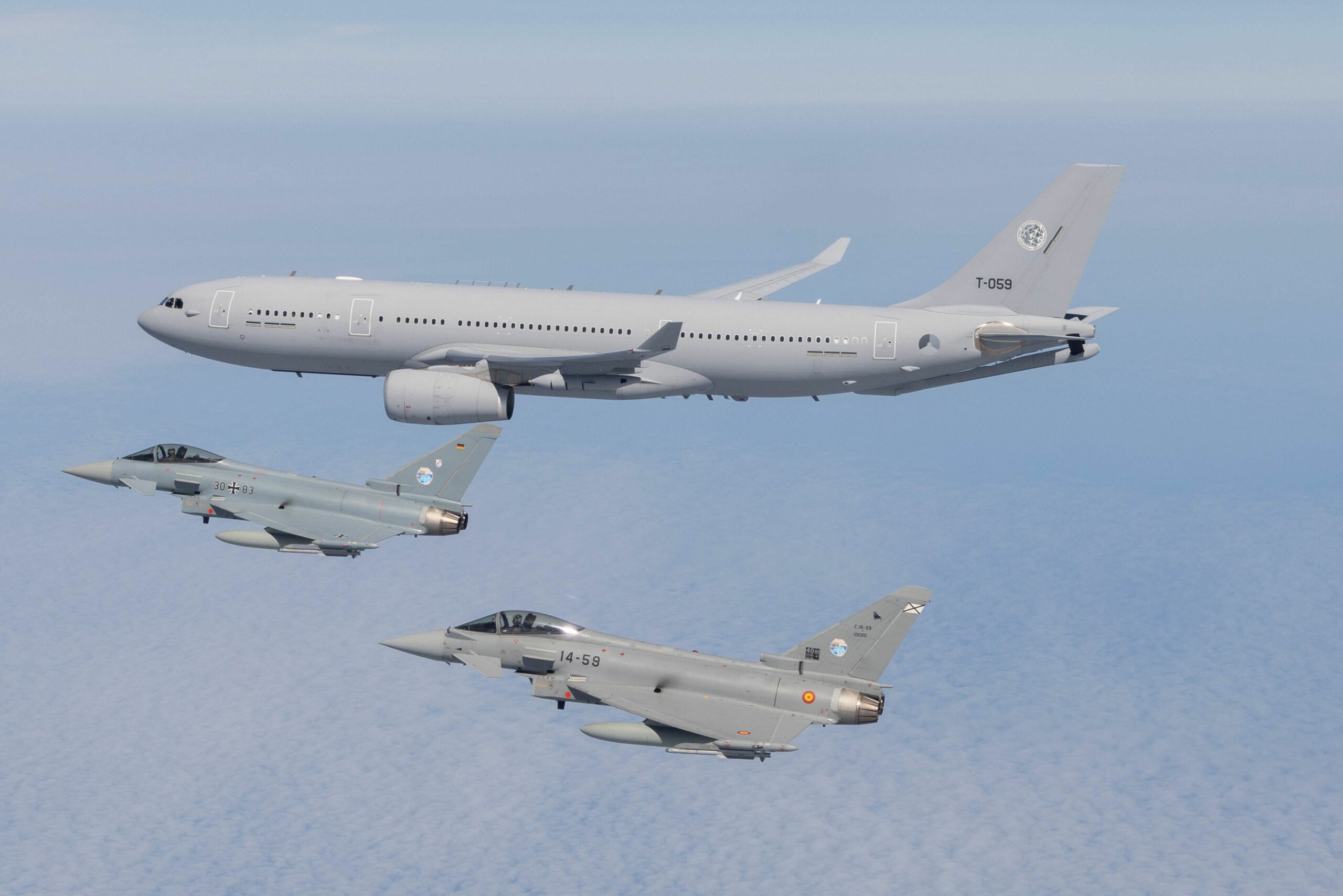 Ein deutscher und ein spanischer Eurofighter während des Überführungsflugs im Rahmen von Pacific Skies begleitet von einem Tankflugzeug A330 MRTT Multi Role Tanker Transport.
