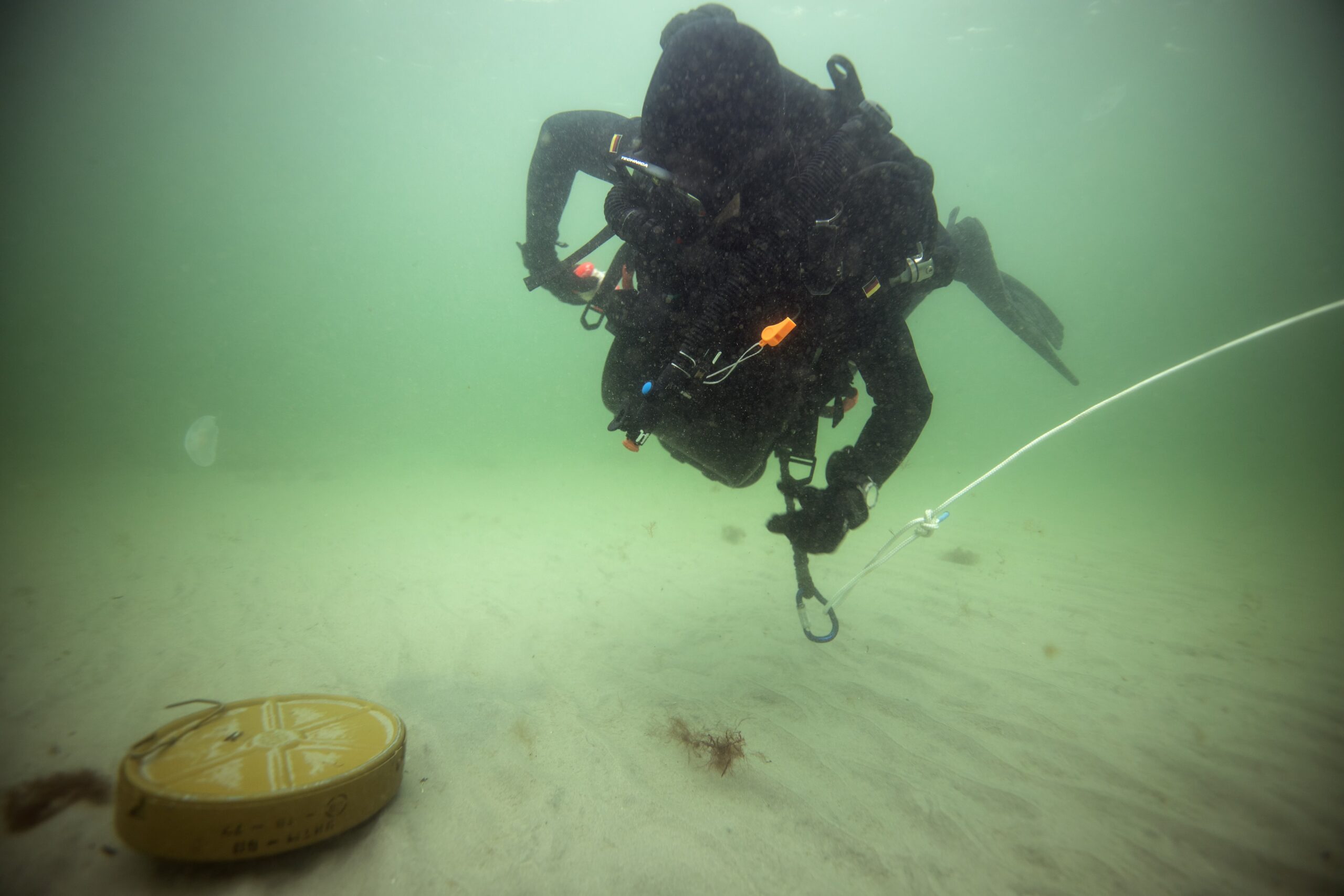 Ein Minentaucher findet beim Absuchen der Anlandungszone eine Anti-Invasionsmine und markiert diese im Rahmen der Übung Very-Shallow-Water-Diving in der Ostsee (o. r.). Foto: Bundeswehr /Andrea Bienert