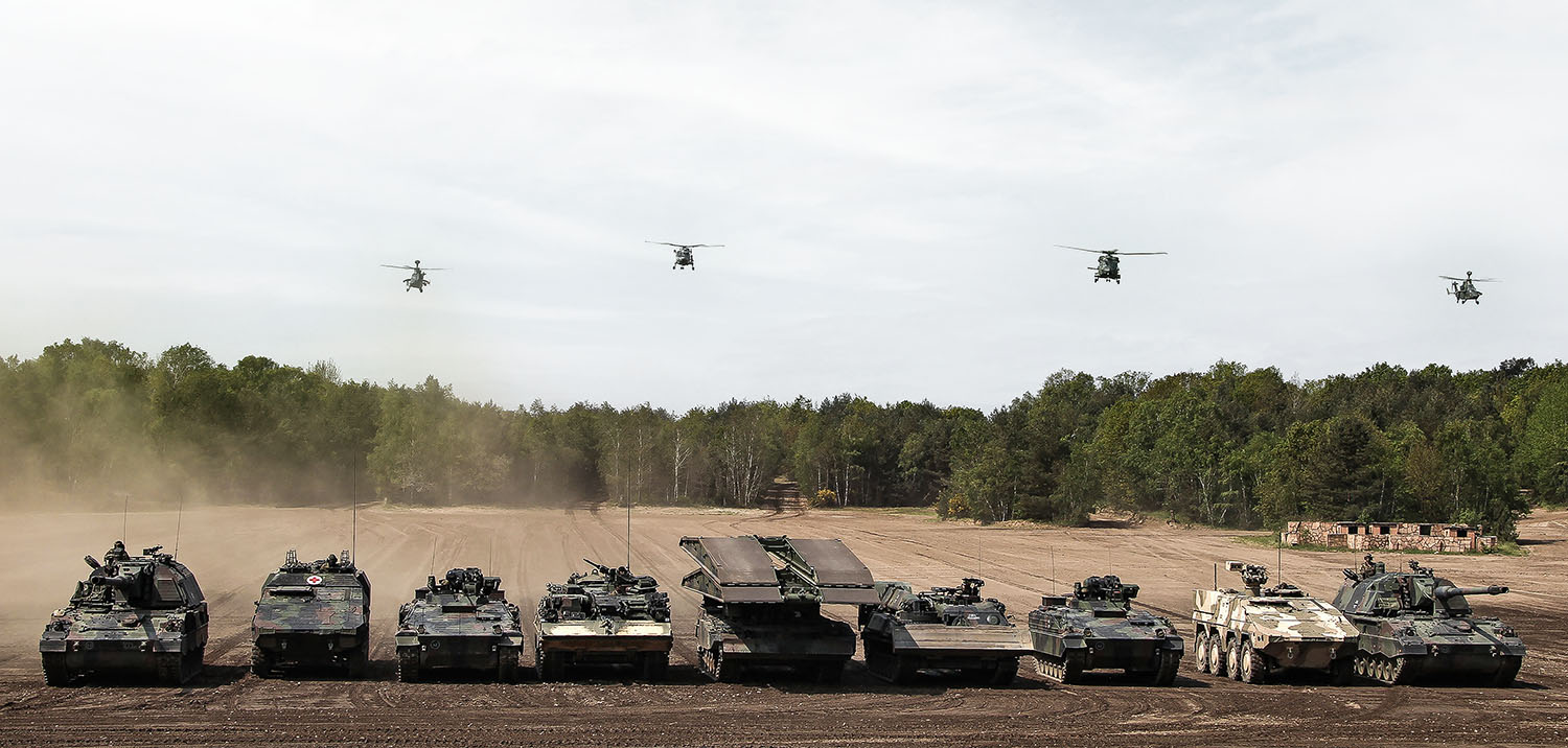 Chancengleichheit: Fahrzeuge und Hubschrauber während einer Leistungsschau der Landstreitkräfte im Rahmen der Besuchs der ehemaligen Bundeskanzlerin bei der multinationalen Schnellen NATO-Eingreiftruppe, die Very High Readiness Joint Task Force (VJTF), auf dem Truppenübungsplatz in Munster. Foto: Bundeswehr / Sebastian Wilke