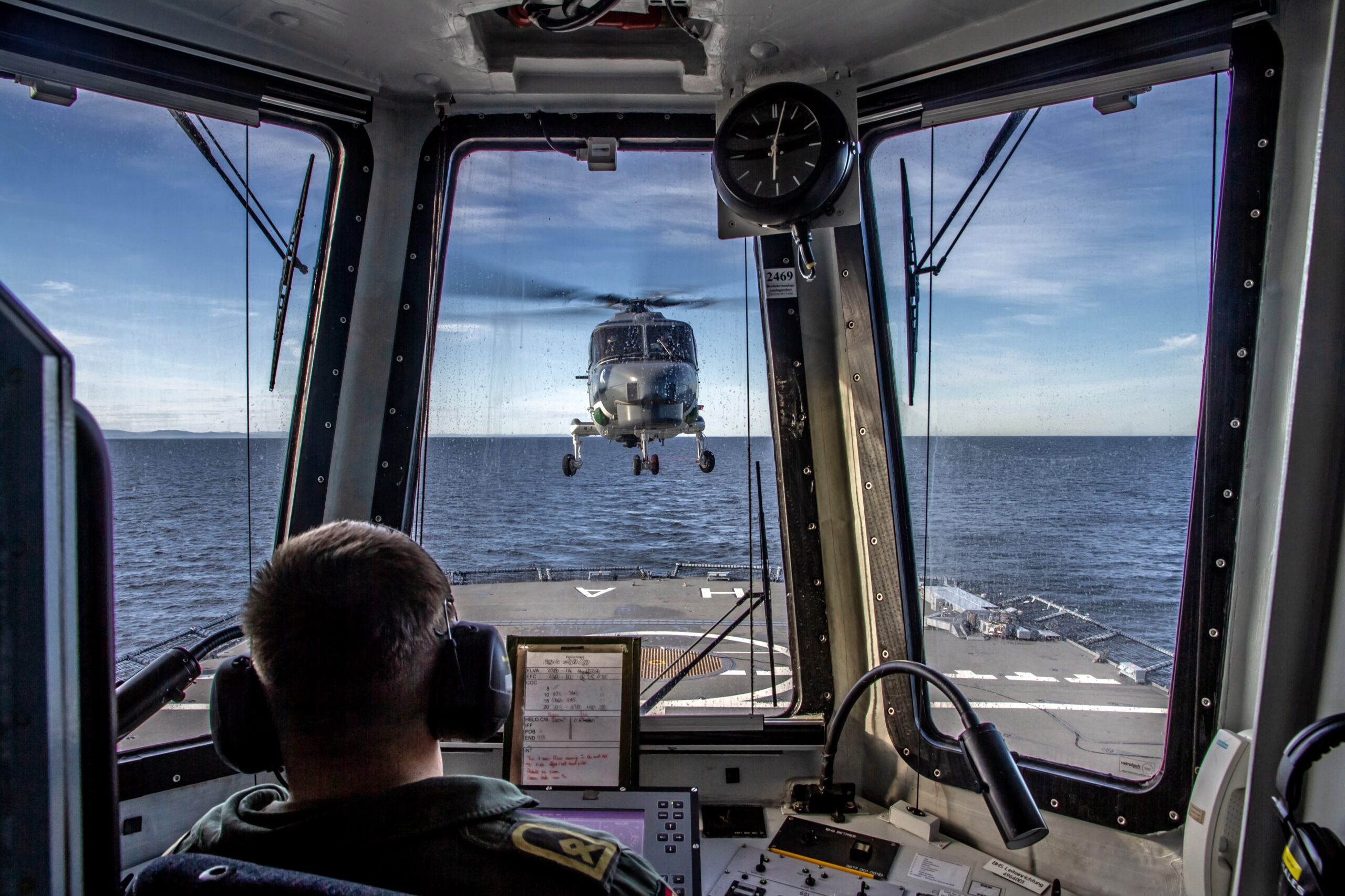 Der Coordinator kommuniziert aus der Kanzel der Fregatte F 220 Hamburg mit der Besatzung des Bordhubschraubers Sea Lynx während des Starts im Rahmen der Missile Firing Exercise 2019, am 15.05.2019.