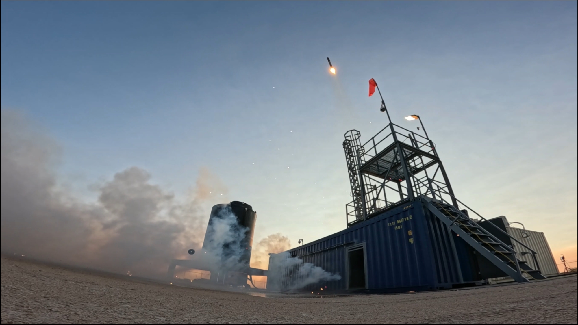 Flugversuch einer Rakete mit Firehawk-Festtreibstoff zur Demonstration der Motorintegration.
