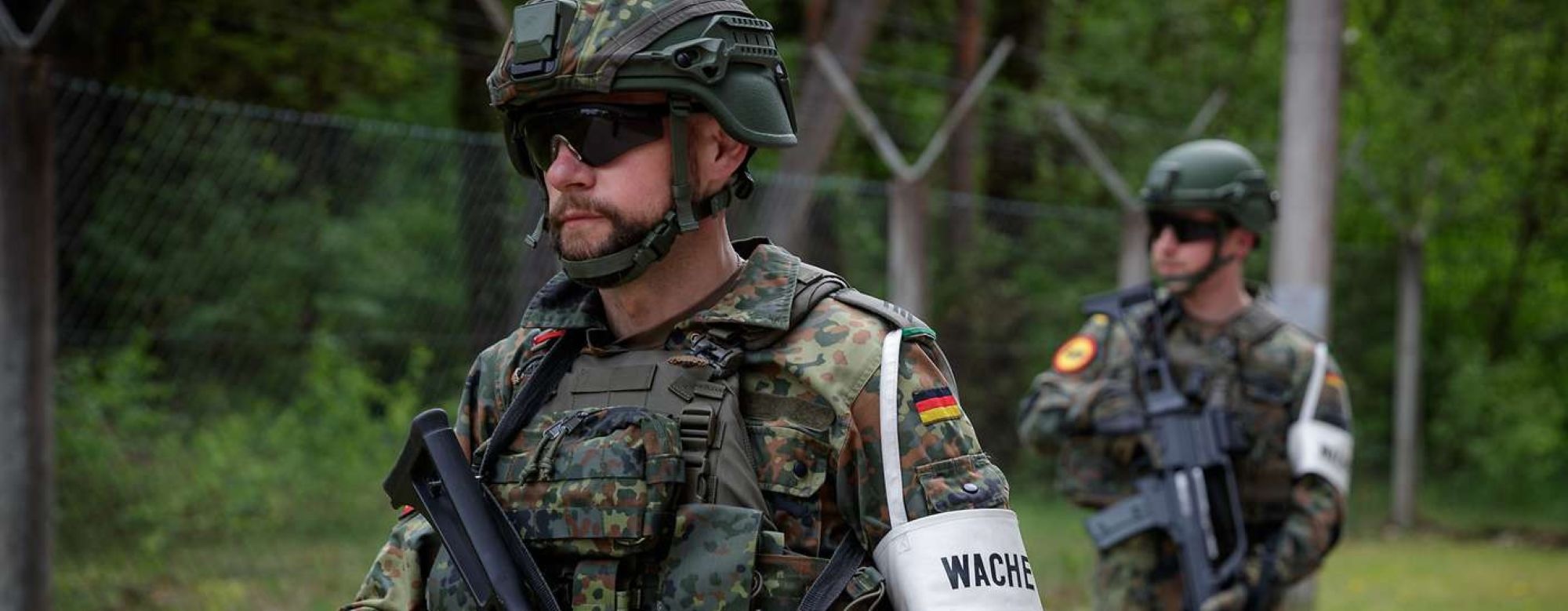 Militärische Wachen werden nur noch im Ausnahmefall eingesetzt, beispielsweise zum Schutz der Liegenschaften der europäischen Militärhilfemission EUMAM UA, bei der seit 2022 ukrainische Truppen auf dem Boden der EU -Mitgliedstaaten ausgebildet werden.