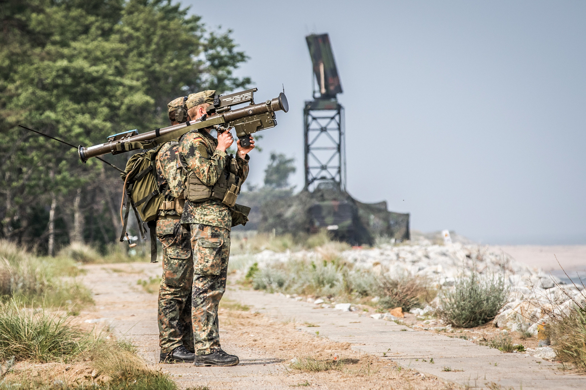 Soldaten trainieren mit der Fliegerfaust 2 Stinger, deren Beschaffung der Haushaltsausschuss, ebenso wie weiteren Brimstone, heute zustimmte.
