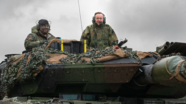 Verteidigungsminister Boris Pistorius fährt in einem Kampfpanzer Leopard 2A6 während seines Truppenbesuchs beim Panzerbataillon 203 in Augustdorf. Dieses Panzerbataillon wird Teil der Panzerbrigade 45 in Litauen.
