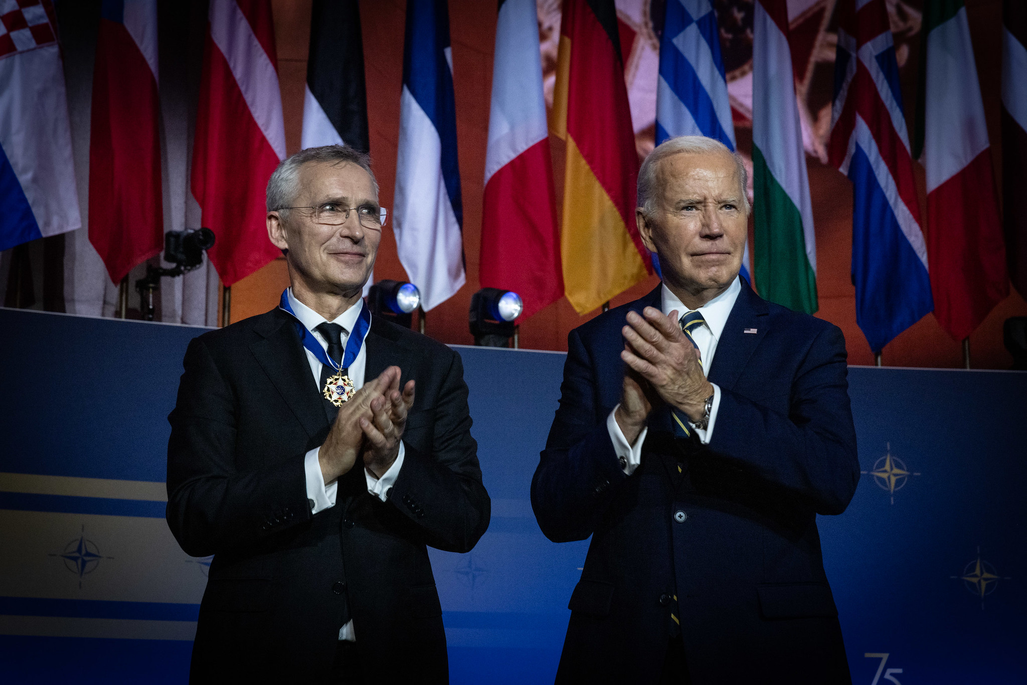 Der scheidende NATO-Generalsekretär Jens Stoltenberg neben dem US-amerikanischen Präsidenten Joe Biden auf dem NATRO-Gipfel 2024 in Washingtin (USA).