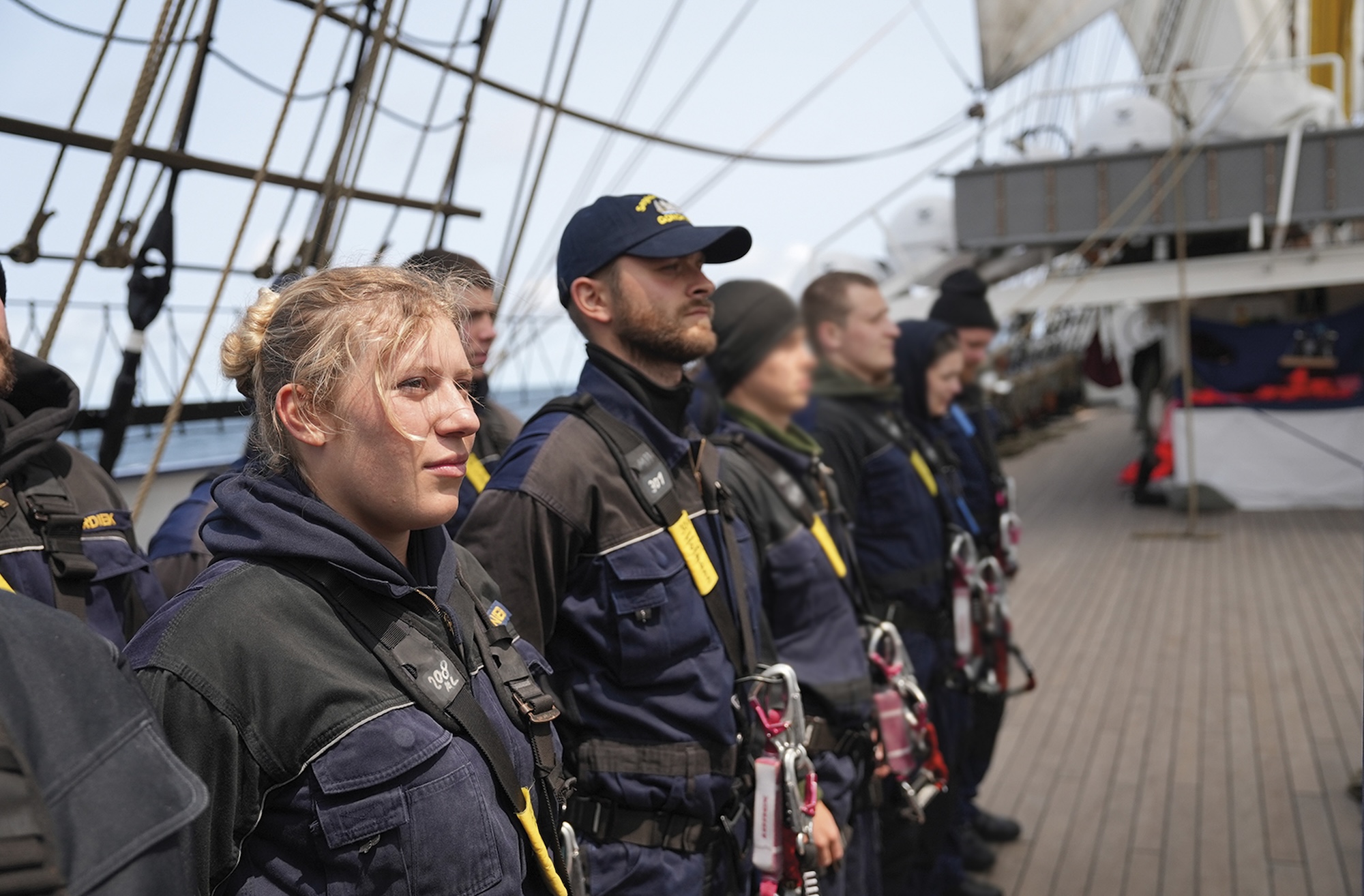 Gemeinschaft, Disziplin und Routinen: Während der Ausbildungsfahrt auf der „Gorch Fock“ werden die Crewmitglieder zu Kameradinnen und Kameraden. Nur als im Team können die Kadettinnen und Kadetten bestehen.