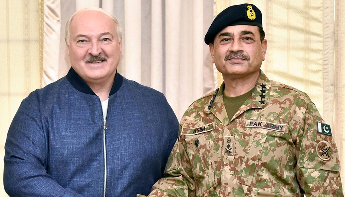 2024 besprach der belarusische Diktator Alexander Grigoryevich Lukashenko (l.) mit dem pakistanischen Generalstabschef, General Asim Munir, Fragen im Zusammenhang mit der Entwicklung der gemeinsamer militärischer und militärtechnischer Zusammenarbeit.