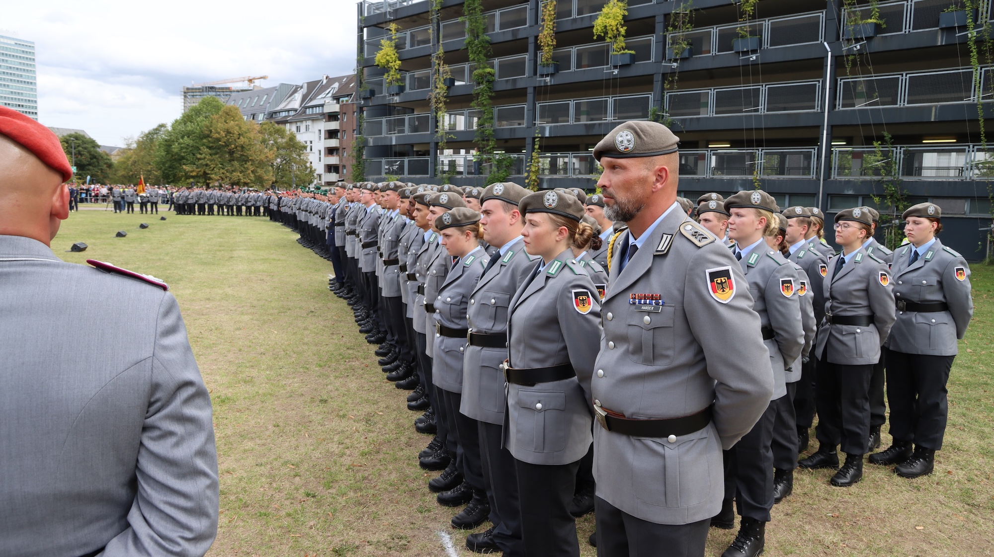 Auch anwesend: Rekrutinnen und Rekruten des Heimatschutzregiments 2 aus Münster.