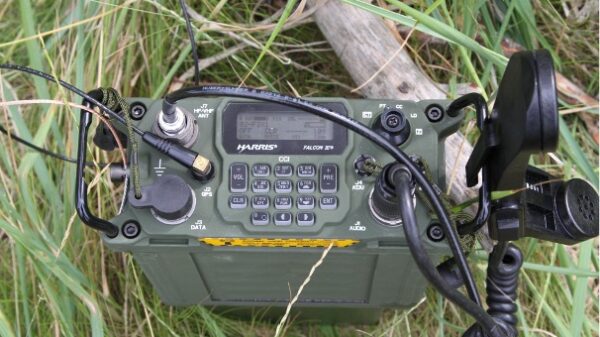 Funkgeräte: AN:PRC-160(V)DE-1 Wideband HF:VHF Manpack (Tornistergerät) der Firma L3Harris.