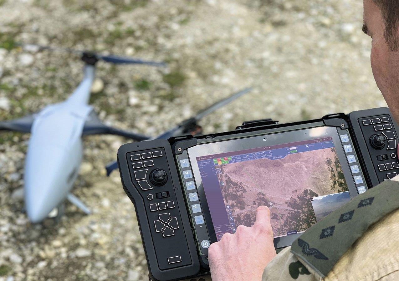 Die Drohnensteuerung RC2143 von MilDef (im Bild mit Panther DS13) steuert herkömmliche und militärischen Drohnen am Boden und in der Luft.
