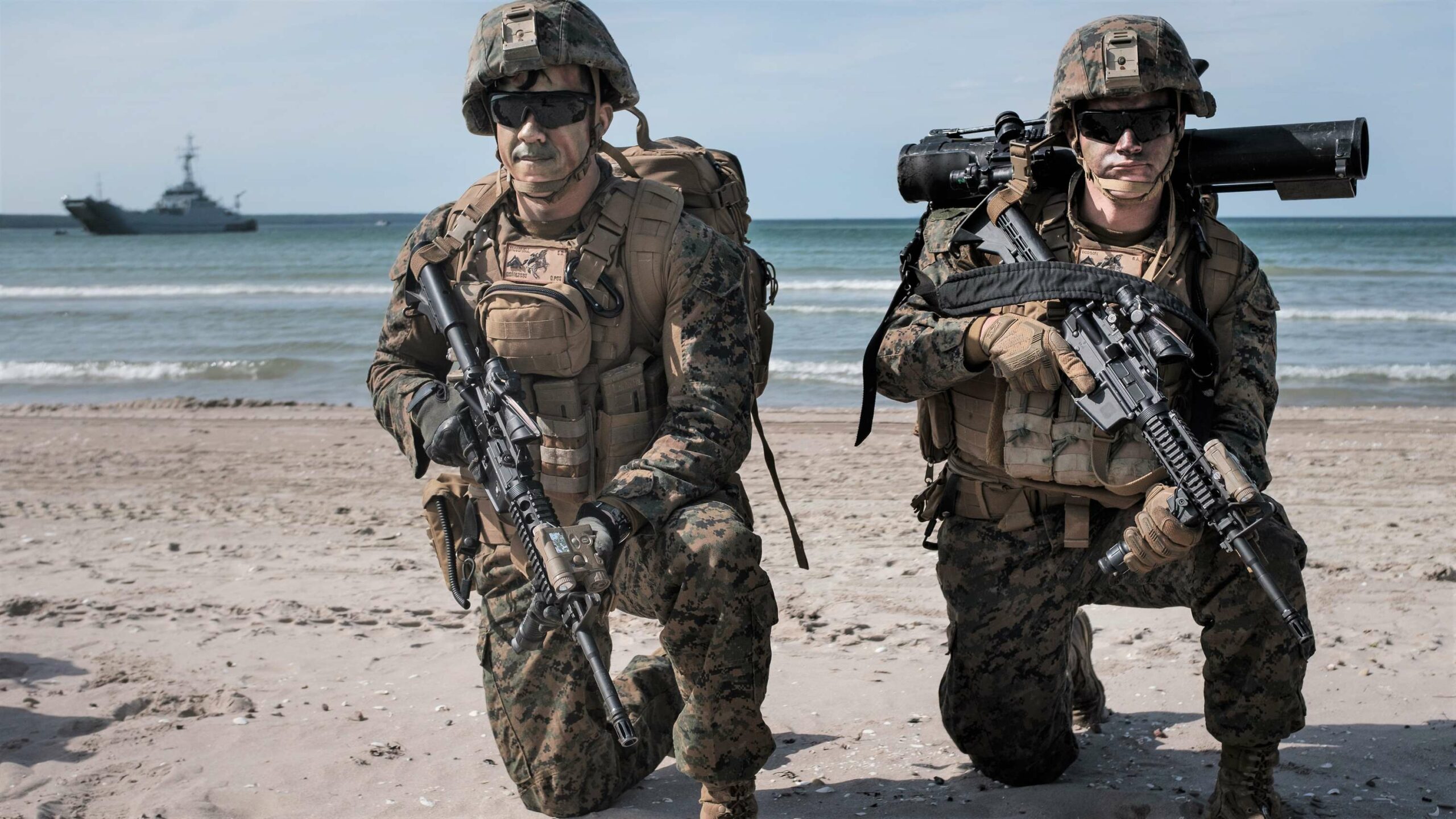 Amphibische Operationen- USUnited States-Marineinfanteristen am Strand der estnischen Insel Saaremaa während BALTOPSBaltic Operations 2019. Im Hintergrund bringt ein polnisches Landungsschiff Verstärkung.