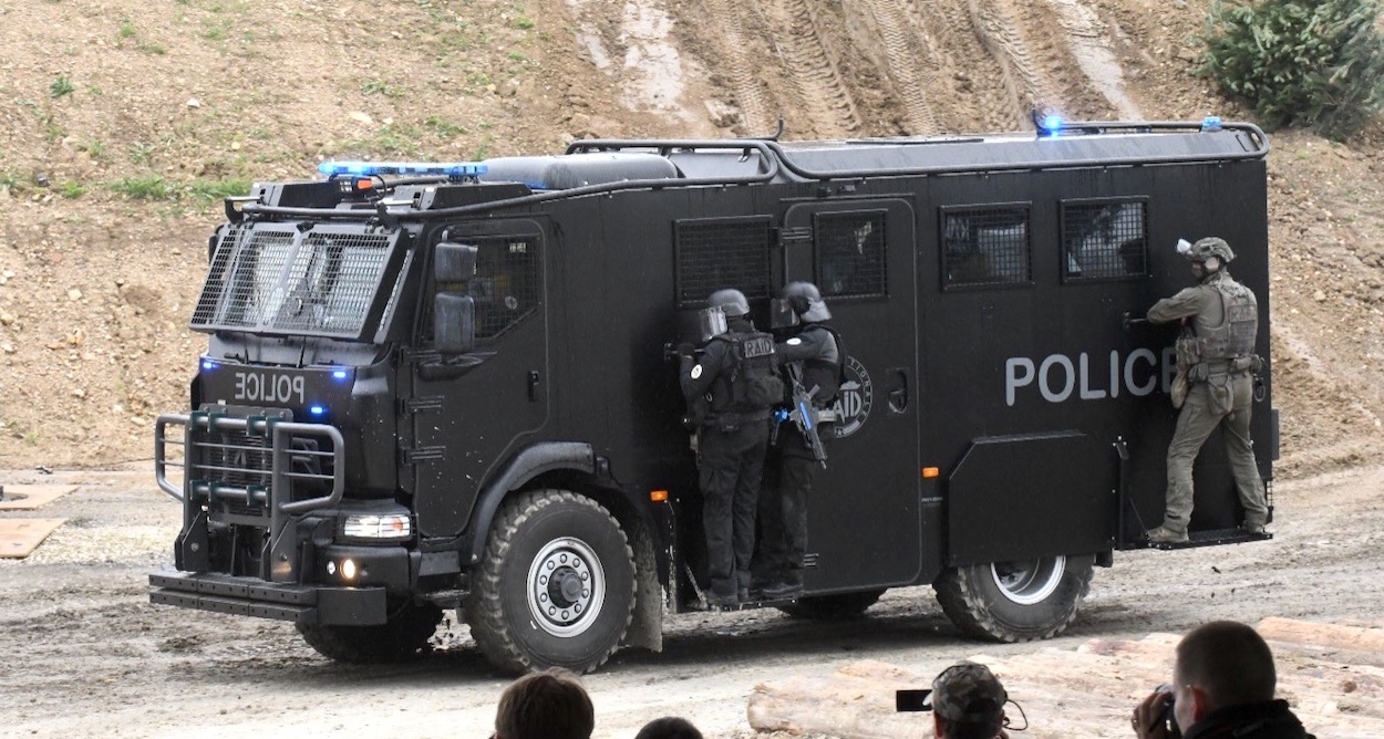 Anlässlich der Eurosatory wurde die Geiselnahme einer Sportmannschaft simuliert. Sicherlich ein Szenario mit Blick auf die kommenden Sommerspiele. Hier rücken die RAID-Kräfte mit ihrem geschützten Truppentransporter an.
