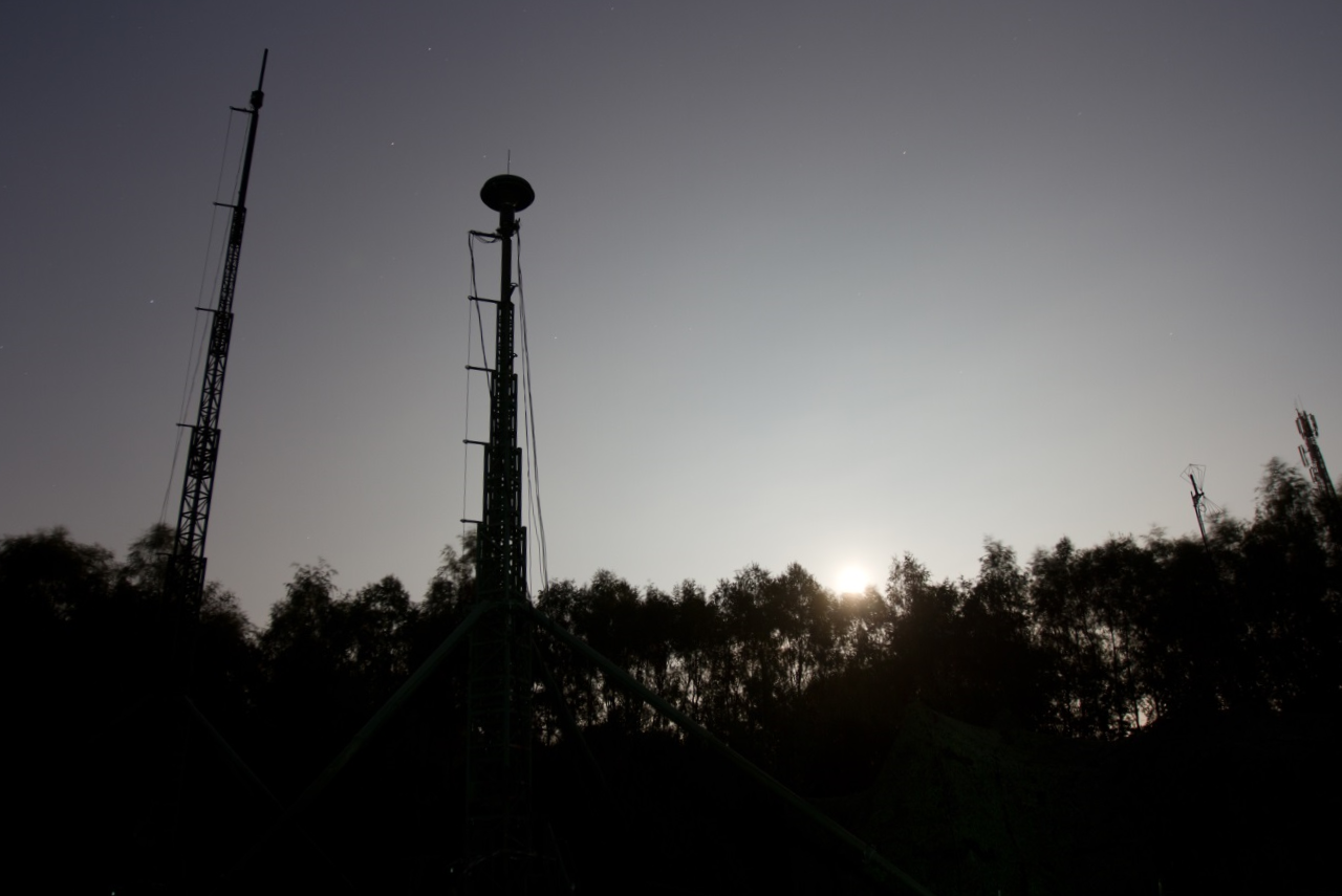 Zwei Aufträge der Elektronischen Kampfführung: Schnelle und präzise Lageinformationen sichern und gegebenenfalls gegnerische Verbindungen störend (o.). Foto: Bundeswehr