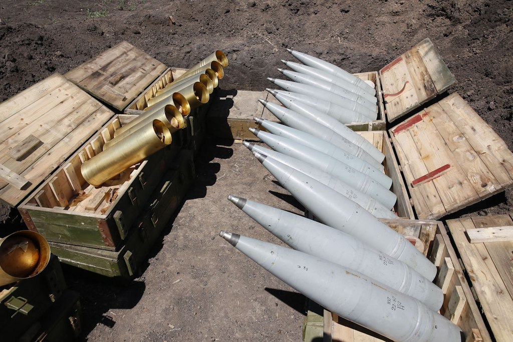 Munition für Russland: 152 mm Granaten für die Haubitze 2A65.