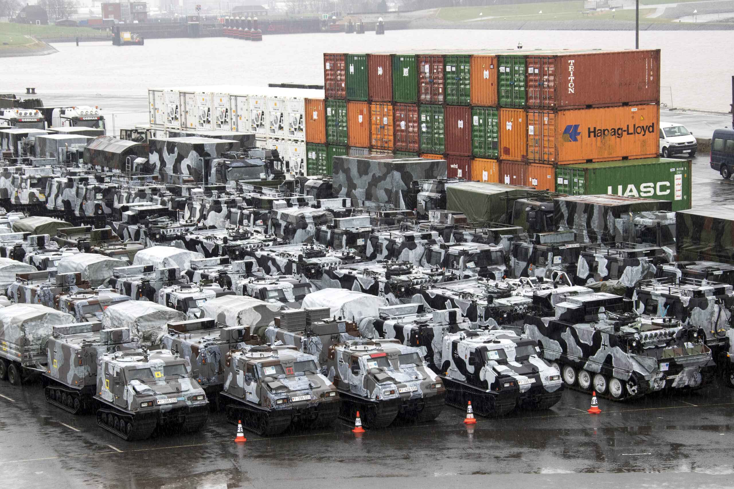 Auch bei relativ einfachen Aufgaben z.B. in der Logistik (hier Verladung für die Übung QUADRIGA 2024) kann Künstliche Intelligenz unterstützen. Foto: Bundeswehr / Susanne Hähnel