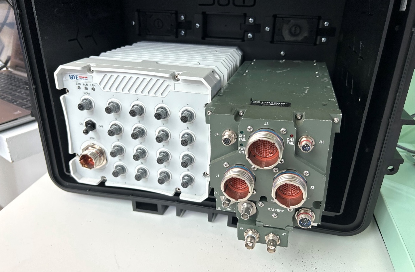 C3Flex: Auch das L3Harris Small Tactical Terminal (STT) KOR-24A (rechts) kann integriert werden, um eine LINK 16-Verbindung zu ermöglichen. (Foto- AF)