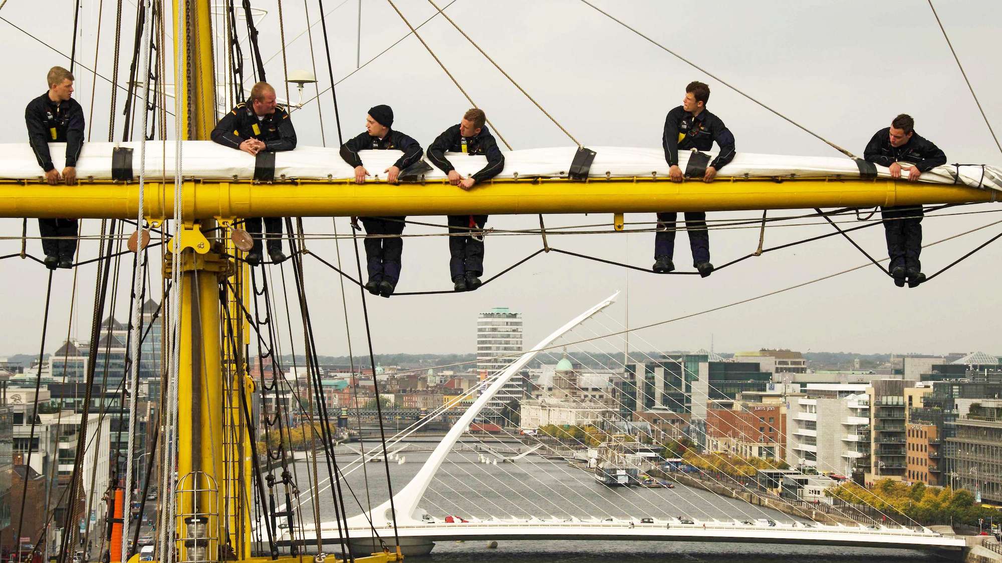 Aufentern an Bord- Offizieranwärter während ihrer Segelvorausbildung in den Rahen der Bark 2015 in Dublin