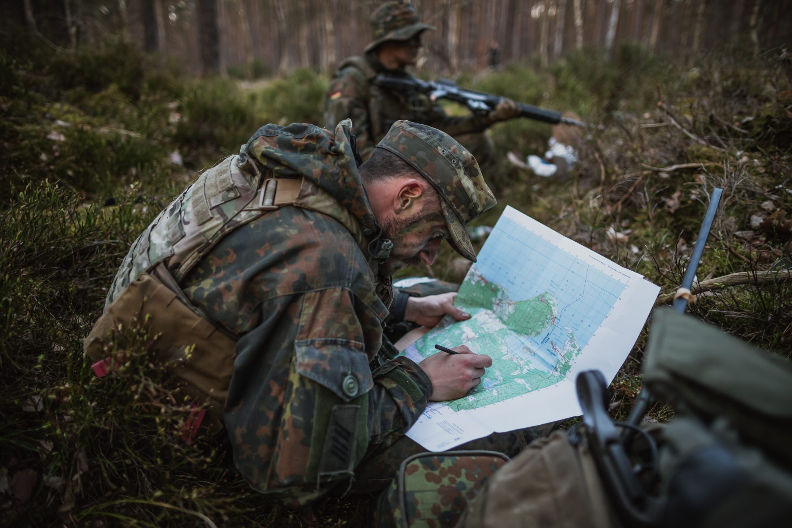 Aufklärungs- und Zieldaten werden auch heute oft noch mit dem 6-B Bleistift markiert, können aber zukünftig mit KI einfacher und sicherer verwaltet werden. Foto: Bundeswehr / Jana Neumann©Bundeswehr/Jana Neumann