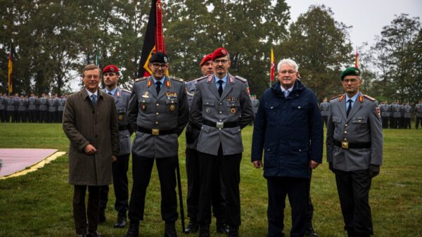 Panzerbrigade 21 : Stephan Prinz zu Lippe (v.l.n.r.), Brigadegeneral Marco Eggert, Oberstleutnant Fabian Kolbe, Thomas Katzer, Bürgermeister Augustdorf, und Brigadegeneral Alexander Krone, Kommandeur der 1. Panzerdivision, besiegeln die Aufstellung des Artilleriebataillon 215 vor mehr als hundert Gästen und angetretener Truppe.