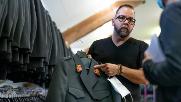 Schweiz will sparen: Die Ausgangsuniform Tenü A der Schweizer Armee gibt es jetzt nur noch für ganz wenige Ausnahmen.