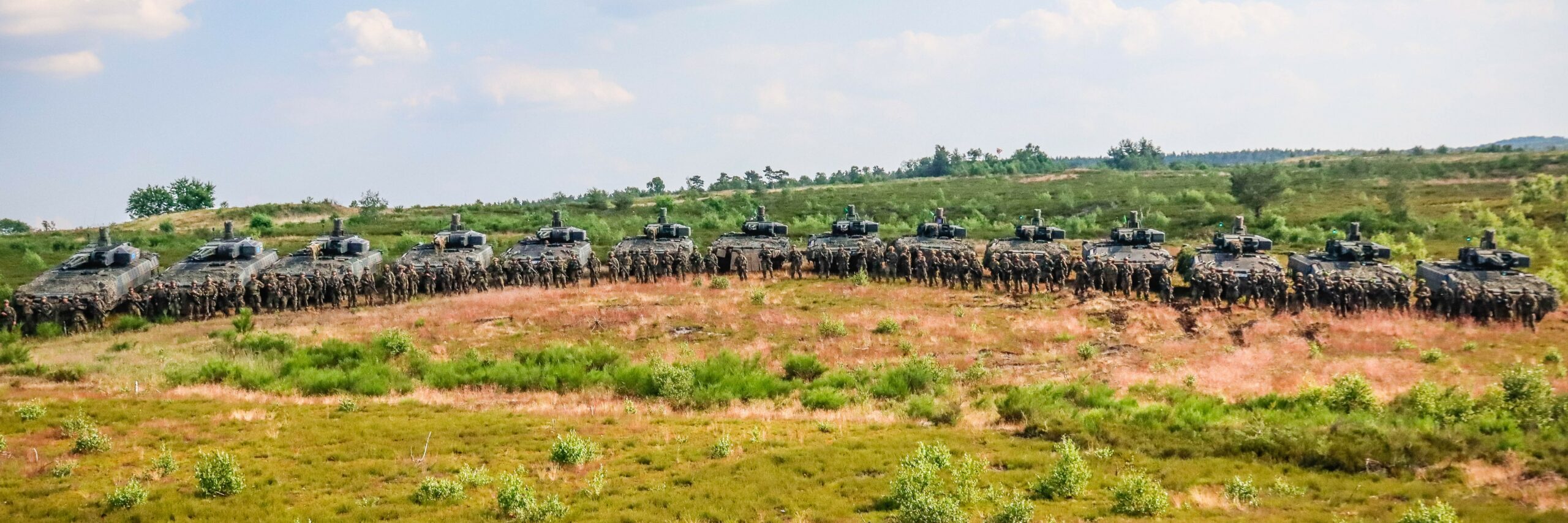 14 Schützenpanzer PUMA VJTF der 4. Kompanie Panzergrenadierbataillon 112 im Juni 2023 auf dem Truppenübungsplatz Bergen bei der Übung „Grantiger Löwe 2“, unmittelbar vor dem Höhepunkt – einem Gefechtsschießen. Die Panzer waren in der Vorwoche bereits stark beansprucht worden und haben sich bewährt. Foto: Bundeswehr / Hunger