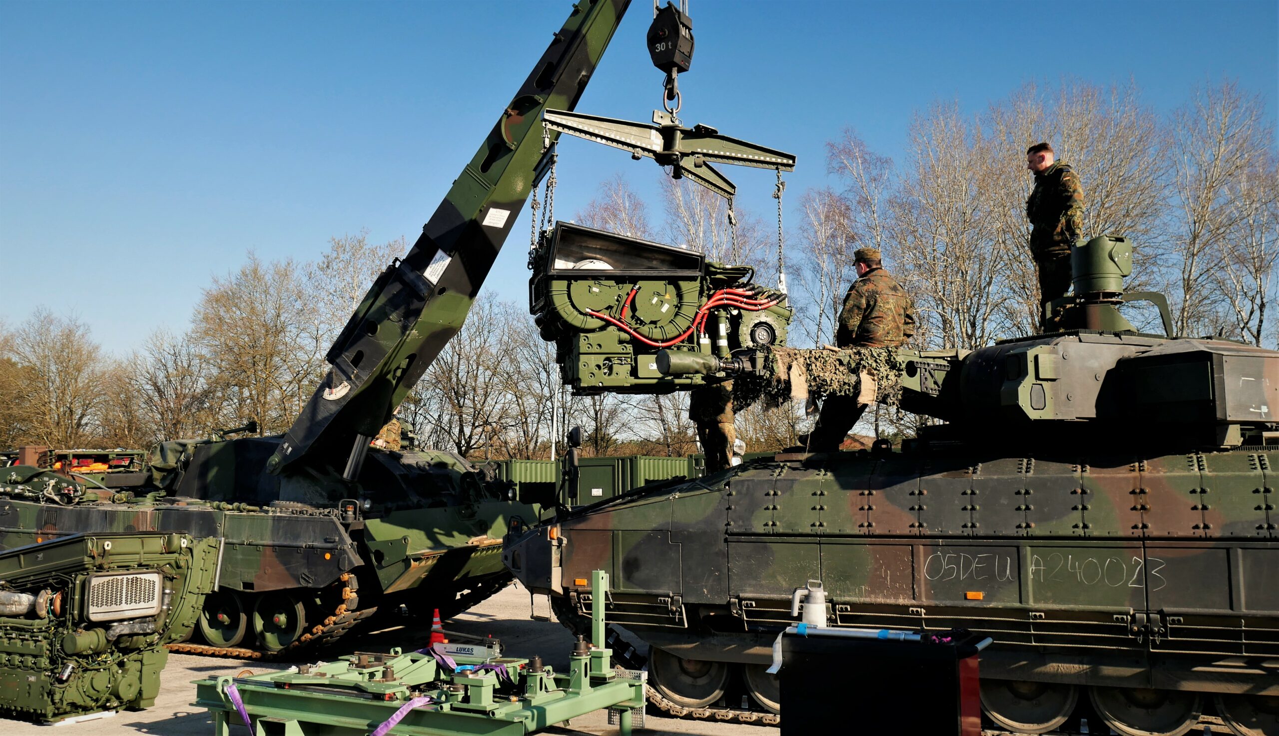 InstandsetzungsmaßnahmeaneinemSchützenpanzerPUMA,imgezeigten Fall wird ein Triebwerk mithilfe des Krans eines Bergepanzers getauscht. Solche Arbeiten würden auch noch im Brigadeversorgungspunkt erfolgen können. Im Anschluss geht es für das Gefechtsfahrzeug zurück in den Kampf. Foto: Bundeswehr
