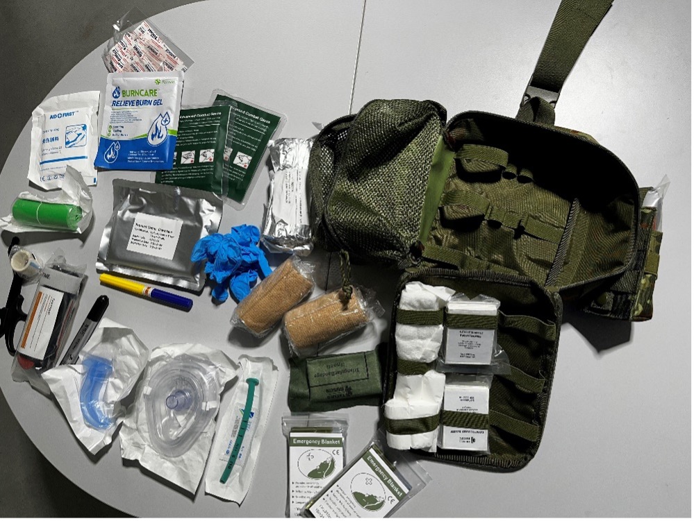 BU- Blick in ein Individual First Aid Kit (IFAK).