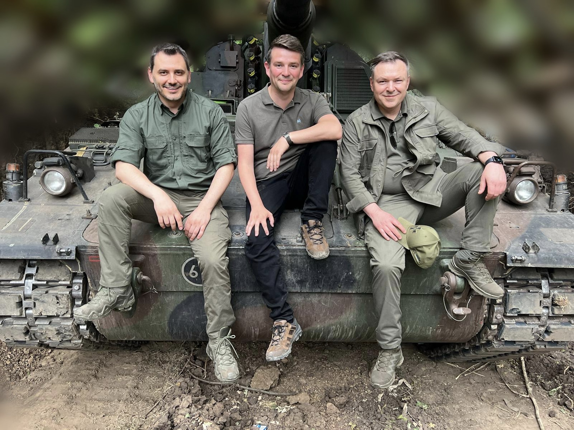 Frontbesuch, hier auf einer Panzerhaubitze 2000 (PzH 2000) der 43. Artilleriebrigade im Oblast Charkiw.