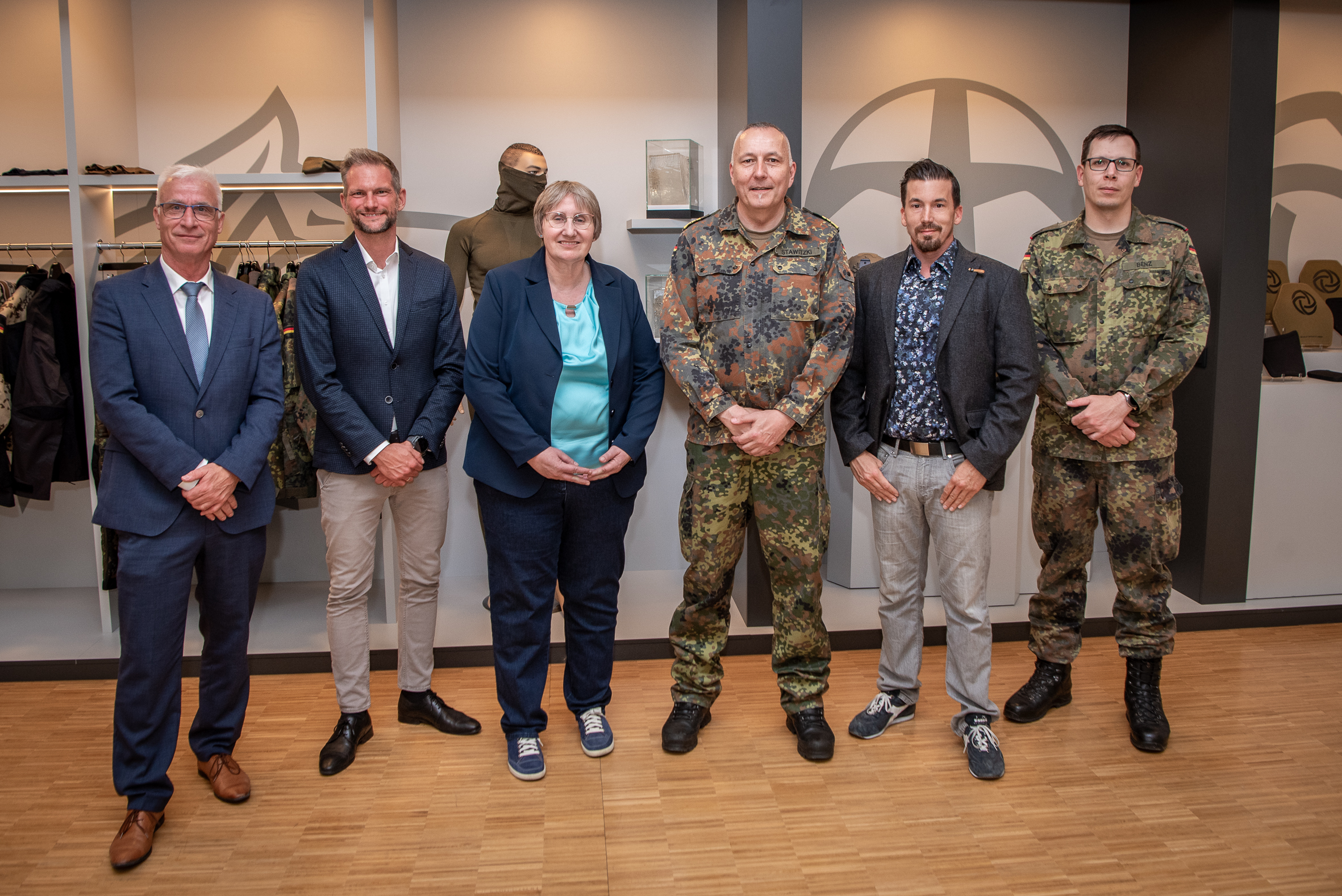Geschäftsführerin Sabine Albert (3. v. l.), Sales Director Thomas Brahm (2. v. l.) und Director Business Development Dennis Rechenberger (2. v. r.) empfingen Vizeadmiral Carsten Stawitzki (3. v. r.) und Angehörige seiner Abteilung am Unternehmensstandort in Nettetal.