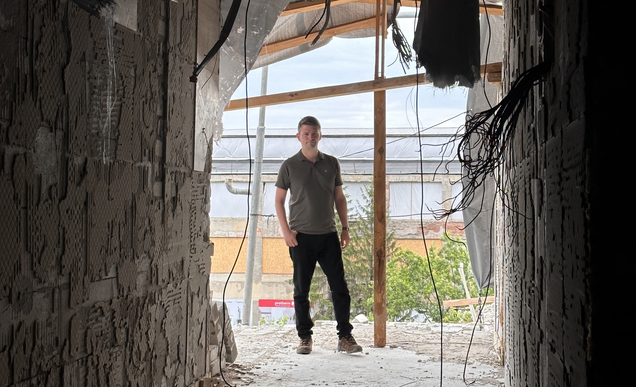 Der Vorsitzende des Verteidigungsausschusses des Deutschen Bundestages, MdB Dr. Marcus Faber, macht sich vor Ort in der Ukraine ein Bild des Krieges. Hier der Besuch des mittlerweile zerstörten Parc Hotels in Charkiw, in dem der Abgeordnete noch bei seiner Reise im vergangenen Jahr gewohnt hatte.