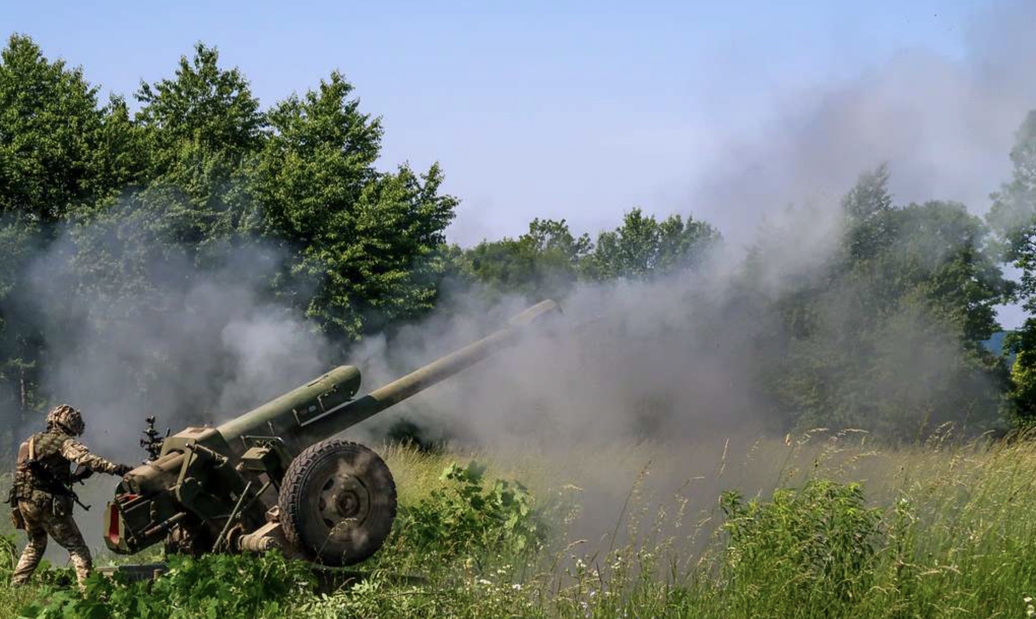 Munition für Russland – Ein ukrainischer Artillerist feuert die russische Haubitze D-30 ab.