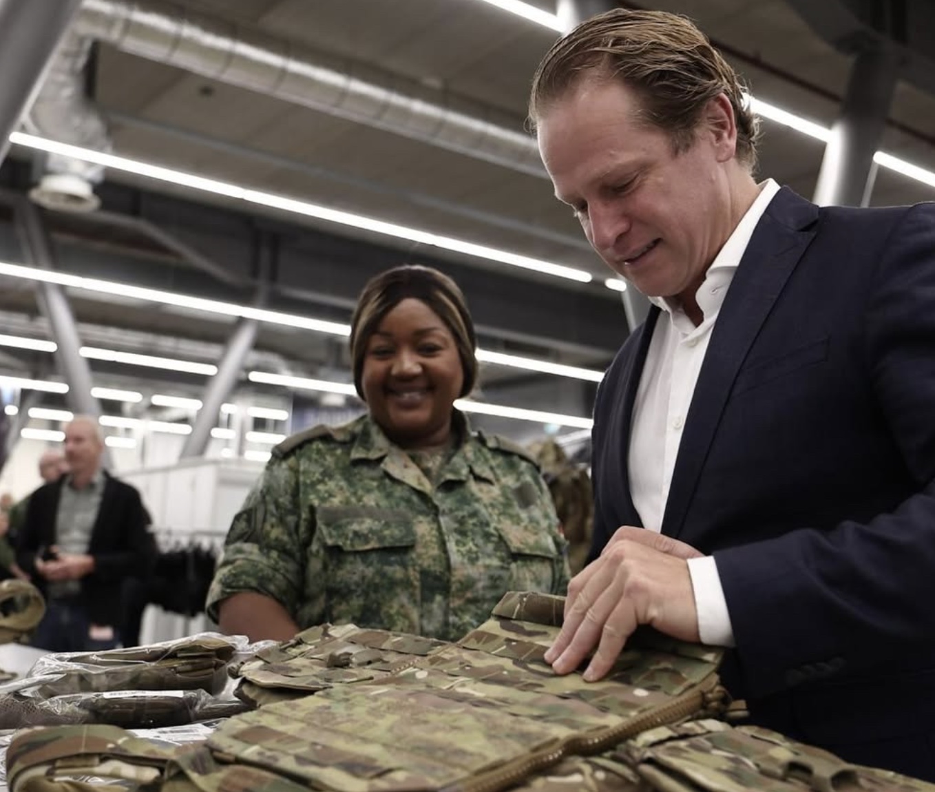 Staatssekretär Gijs Tuinman übergab die ersten Schutzwesten an weibliche Soldatinnen.