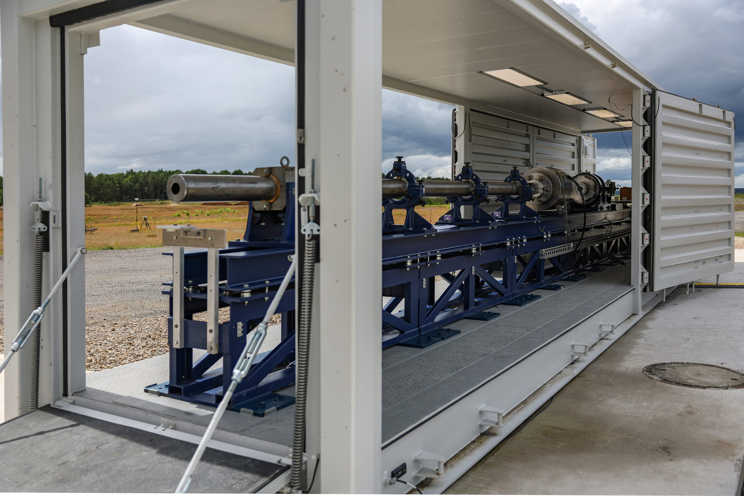 Prüftechnik in der WTD 91: Kanone zur Untersuchung der Außenballistik sehr kleiner Projektile über die gesamte Flugbahn.