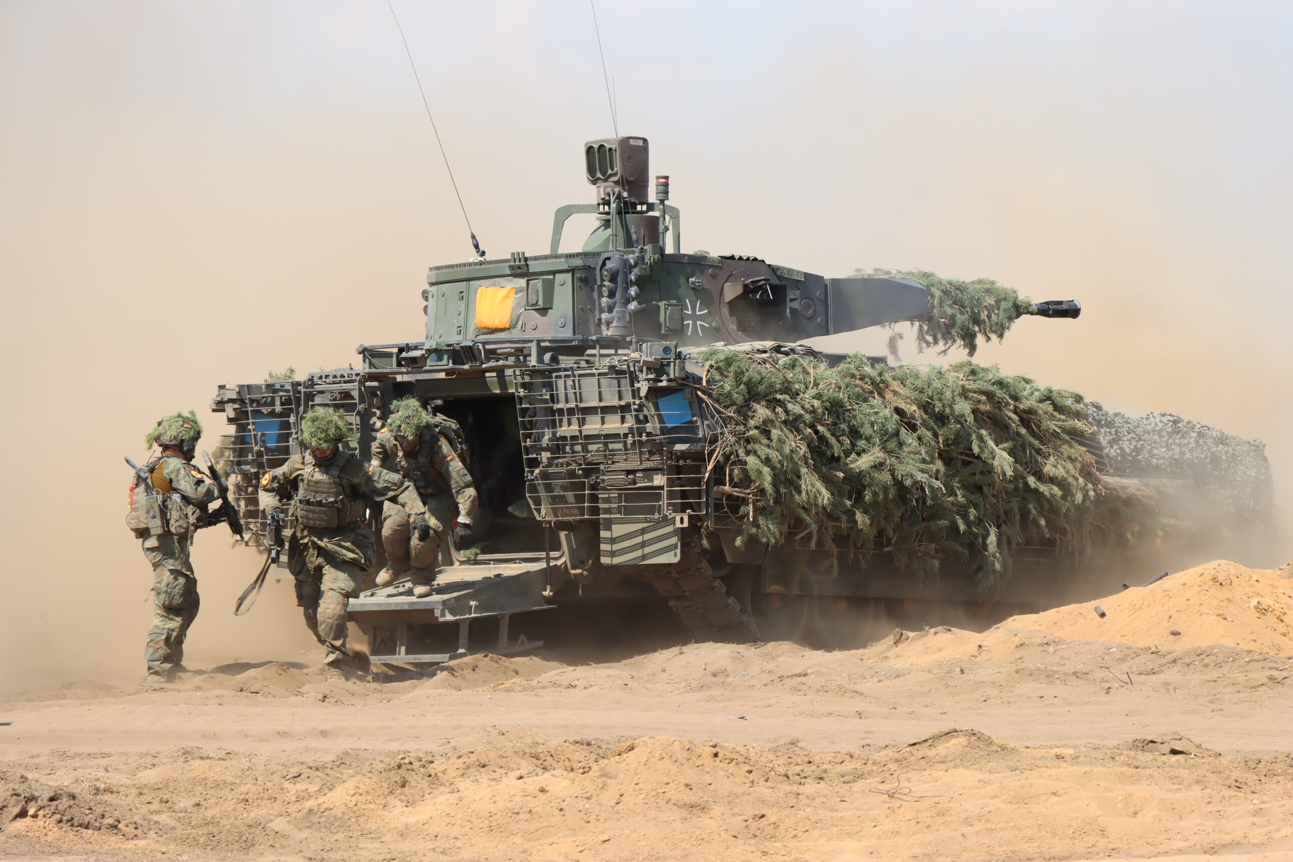 Schützenpanzer PUMA des Panzergrenadierbataillons 112 (Regen) im Gefecht auf dem Truppenübungsplatz Pabradė: Das High-Tech-Waffensystem sichert der 10. Panzerdivision die Überlegenheit auf einem modernen Gefechtsfeld. Foto: Bundeswehr / Oberstleutnant Karsten Dyba