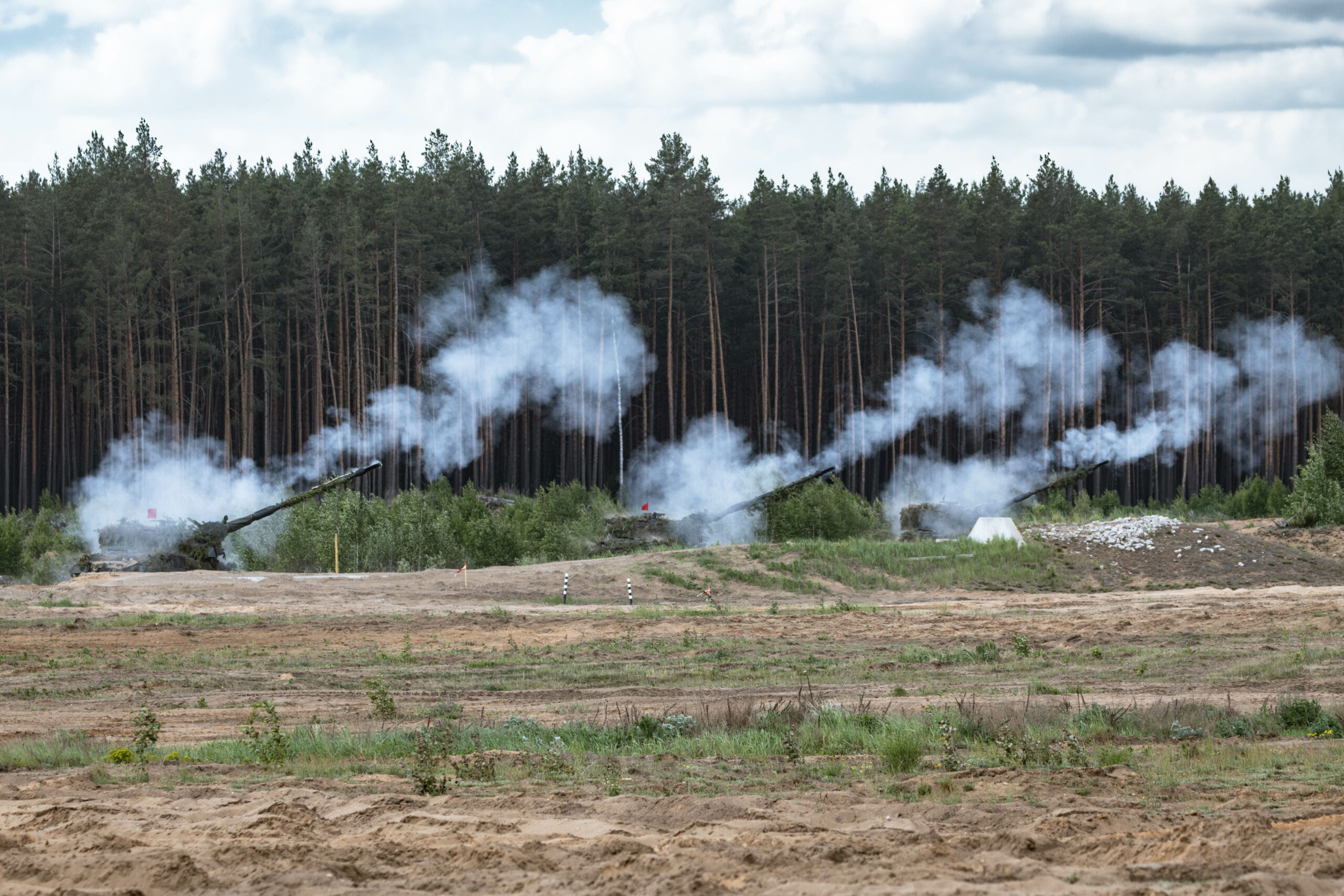 Ein Zug des Artilleriebataillons 131 (Weiden) mit der PANZERHAUBITZE 2000 im scharfen Schuss in Pabradė: Die Brigaden der 10. Panzerdivision sollen künftig über Rohrartillerie verfügen, während weitreichende Artilleriesysteme – wie der Raketenwerfer MARS – künftig auf Divisionsebene in den Divisionstruppen vorgehalten werden. Foto: Bundeswehr / Oberstabsgefreiter Zachery White