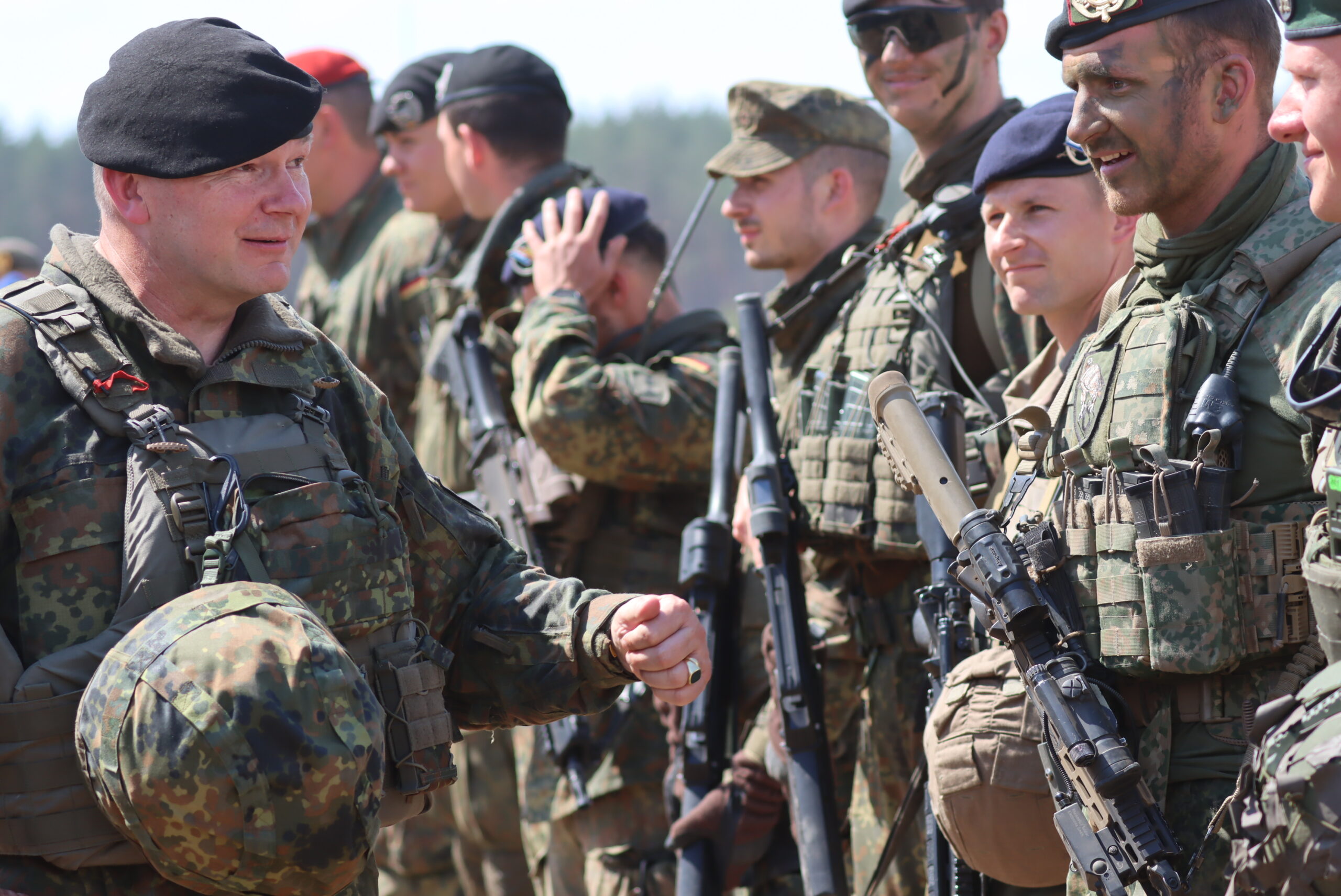 Generalmajor Ruprecht von Butler bei einer Geländebegehung im Rahmen der Quadriga 2024.