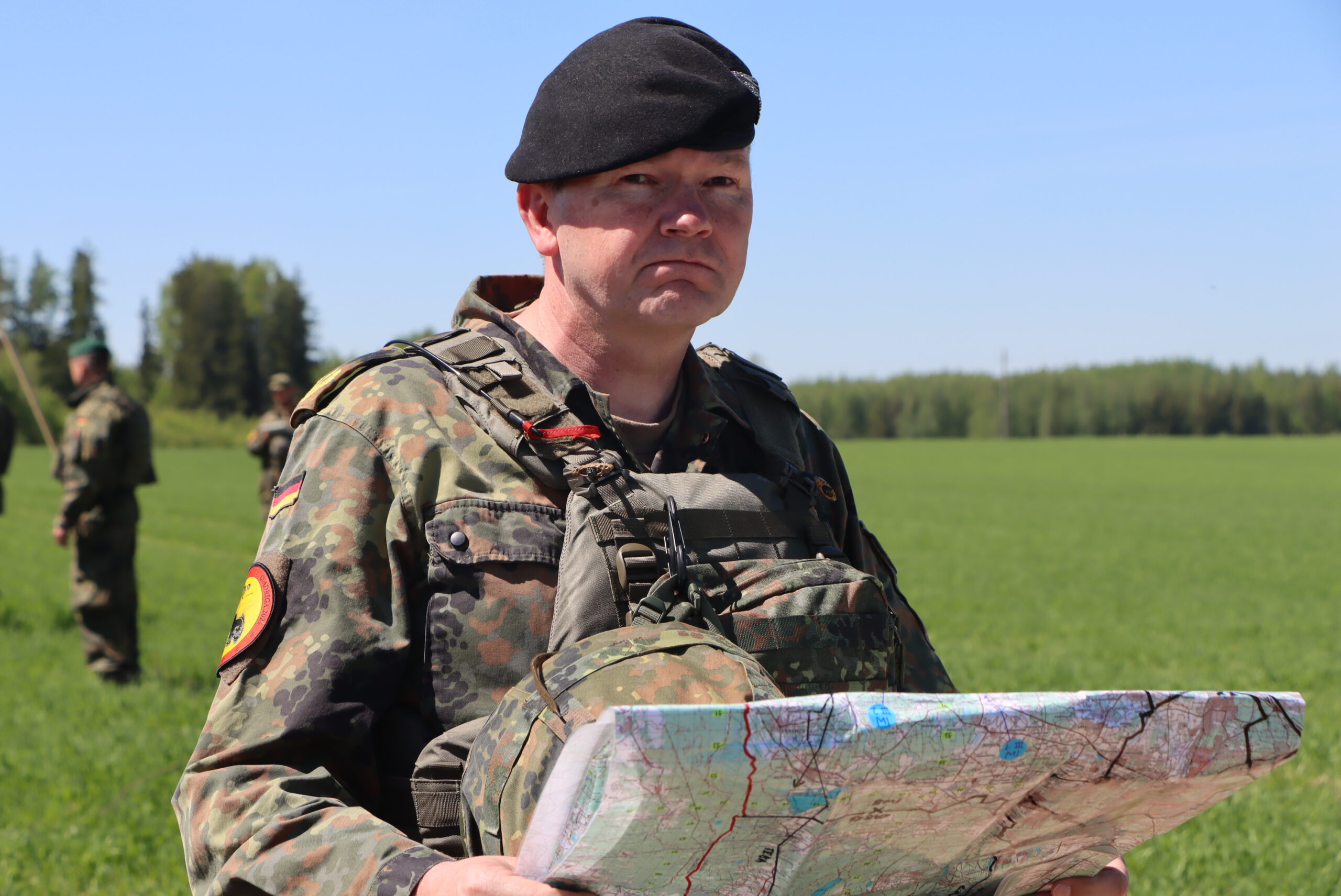Mit Blick in die Karte und ins Gelände – Generalmajor Ruprecht von Butler, Kommandeur der 10. Panzerdivision, bei einer Geländeerkundung im Süden von Vilnius. Foto: Bundeswehr / Oberstleutnant Karsten Dyba