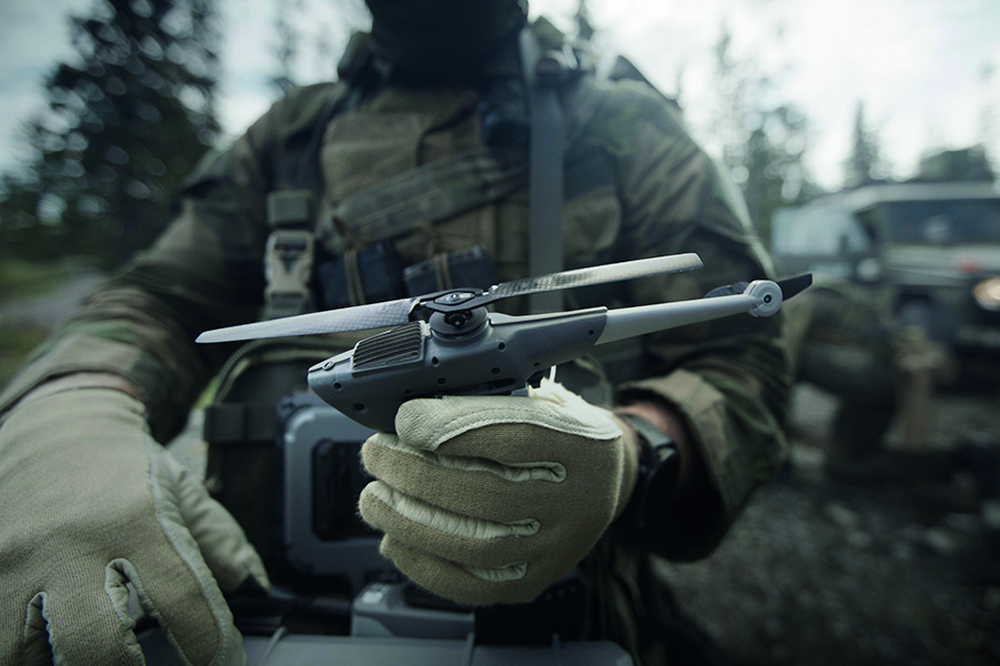 Close Up der Black Hornet 4. Durch den hochauflösenden Wärmebildsensor unterstützt die Nanodrohne präzise Aufklärungsmissionen bei Tag und Nacht.