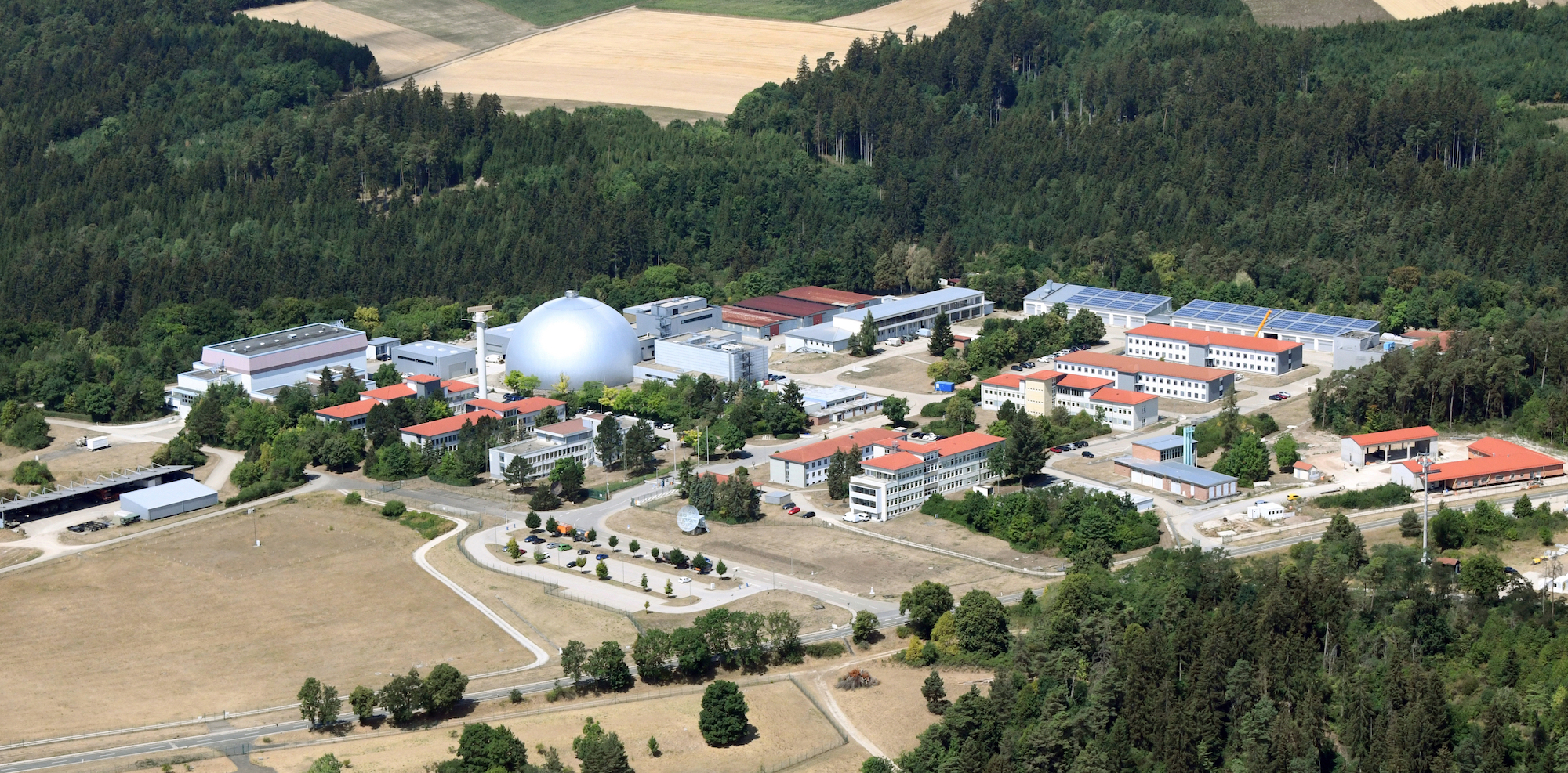 Blick auf das Gelände der WTD 81 mit den unterschiedlichen Erprobungseinrichtungen, mit sichtbarem Zielsimulationsdom zur multispektralen Ziel- und Szenariensimulation. Fotos: Bundeswehr / Köstler