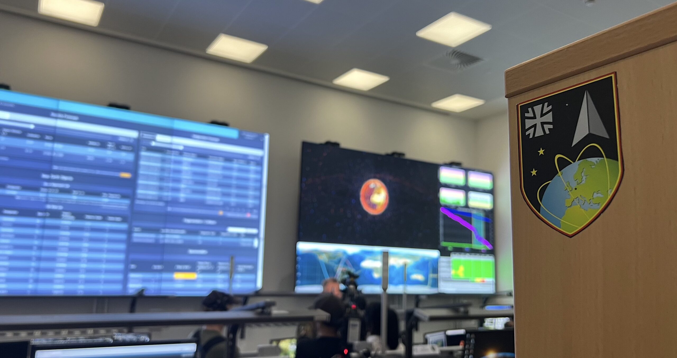 Das Weltraumlagezentrum ist elementarer Bestandteil im Weltraumkommando der Bundeswehr, wird jedoch gemeinsam mit der DLR betrieben.