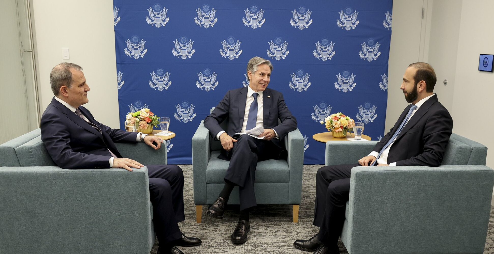Trafen sich bereits im letzten Jahr zu trilateralen Gesprächen mit Armenien und Aserbaidschan (v. l. n. r.): Außenminister Jeyhun Bayramov (Aserbaidschan), Antony Blinken (USA) und Ararat Mirsojan (Armenien).
