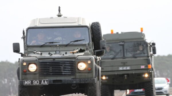 Militärkonvois: Britische Militärfahrzeuge auf dem Straßenmarsch