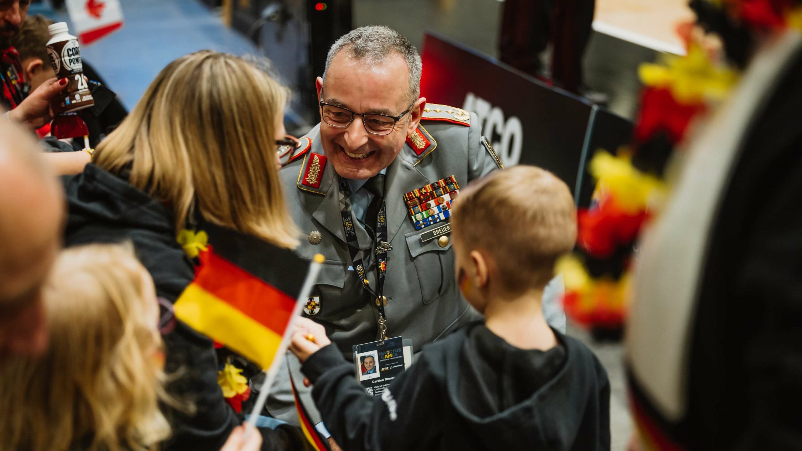 Bundeswehrfamilie: Generalinspekteur Carsten Breuer diskutiert mit den wohl jüngsten Fans von Team Deutschland über den Matchplan beim Rollstuhl-Basketball. Breuer war nach Vancouver gereist, um seine Soldatinnen und Soldaten zu unterstützen.