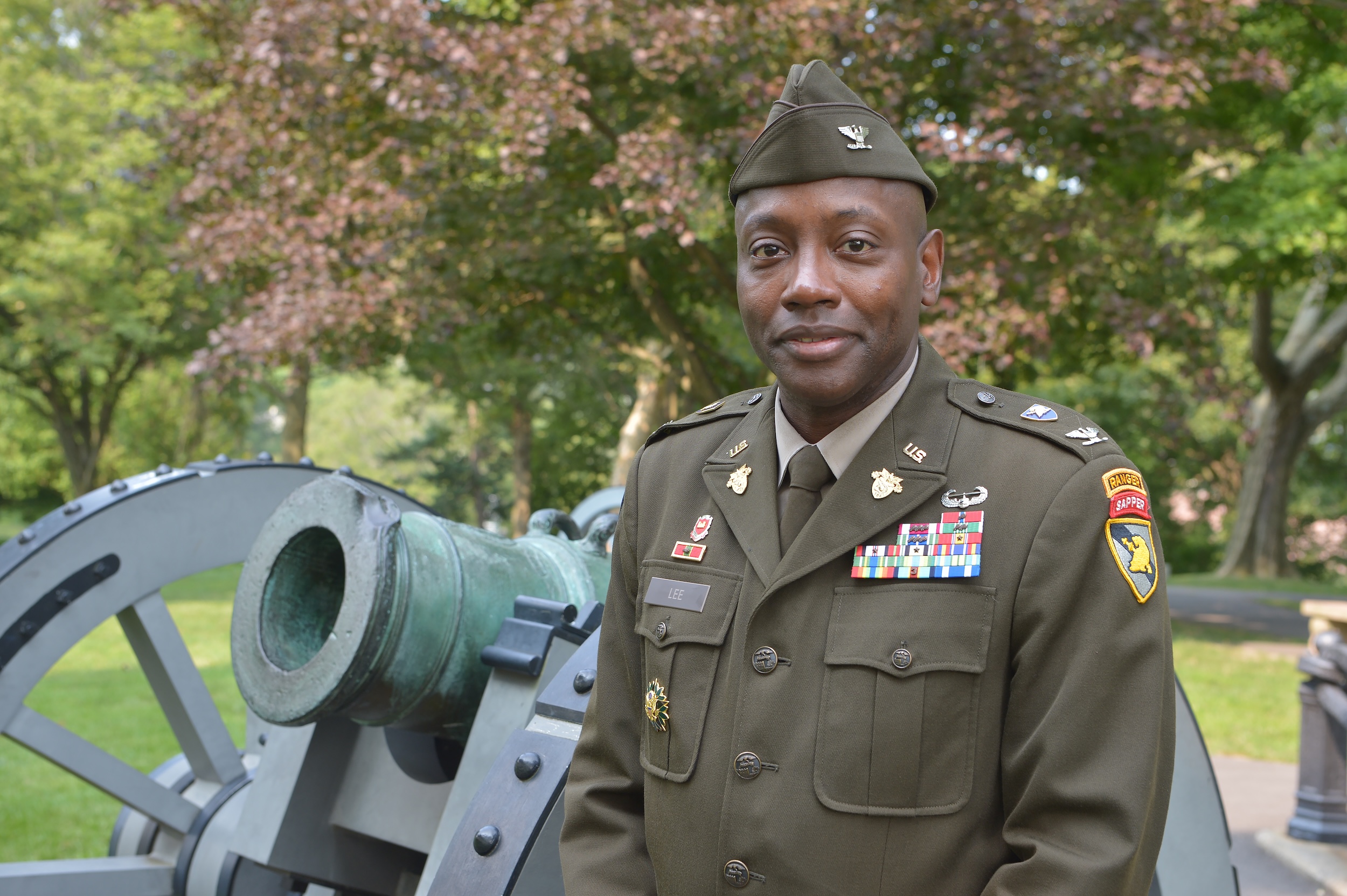 Colonel Rance Lee ist Director of Admissions der USMA. Er und sein Team wählen jährlich etwa 1.200 zukünftige Kadettinnen und Kadetten aus einem Pool von mehr als 12.000 hochqualifizierten Bewerbern aus.